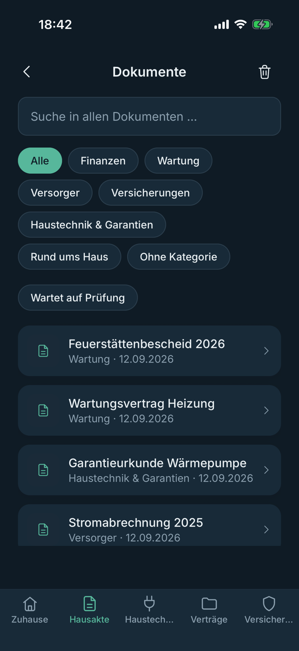 App-Ansicht: Dokumentenliste mit Kategorie-Chips wie Finanzen, Wartung und Versorger